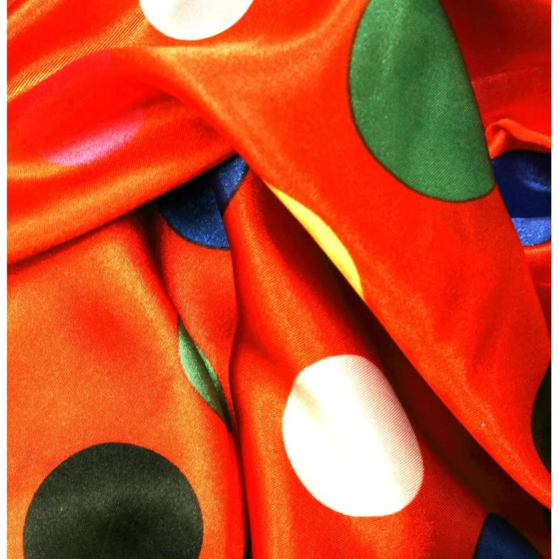 Satin polyester gros pois multicolors sur fond rouge