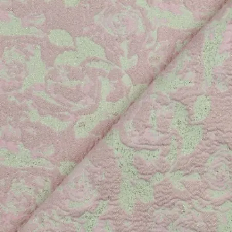 Tissu brocart écru pailleté motif floral rose