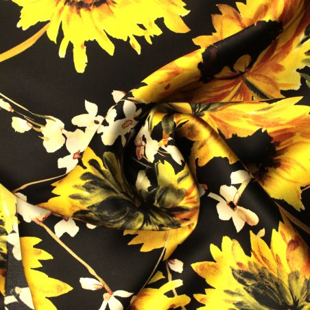 Tissu en satin de soie noir imprimé fleuri jaune Tissu en satin de soie noir imprimé fleuri jaune