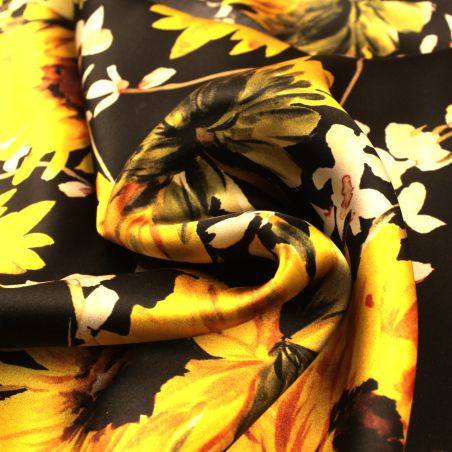Tissu en satin de soie noir imprimé fleuri jaune Tissu en satin de soie noir imprimé fleuri jaune