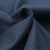Tissu en coton bleu nuit à motif géométrique de petits triangles rouges et bleus Tissu en coton bleu nuit à motif géométrique de petits triangles rouges et bleus