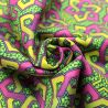 Tissu en Coton Vert et Rose Fluo – Motifs Géométriques Étoilés Tissu en Coton Vert et Rose Fluo – Motifs Géométriques Étoilés